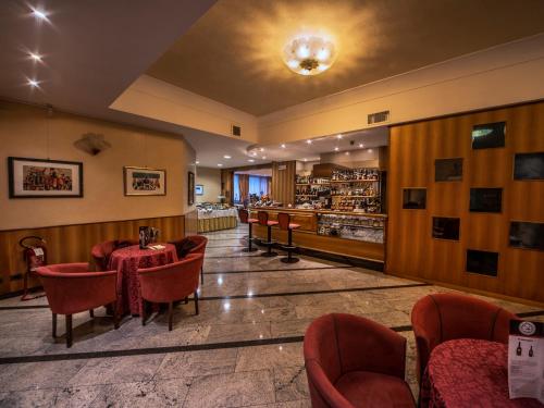 蒙特瓦尔基瓦尔达诺酒店的一间带桌椅的餐厅和一间酒吧