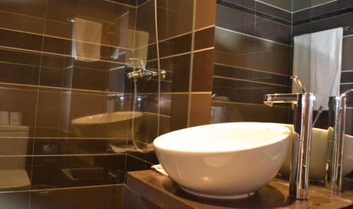 罗安达Art House的一间带水槽和镜子的浴室