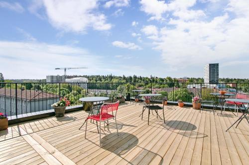 斯德哥尔摩布隆玛梵第一酒店的阳台的甲板上配有桌椅