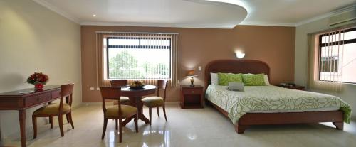 弗朗西斯科德奥雷利亚纳港Gran Hotel De Lago - El Coca的一间卧室配有一张床、一张桌子和一张书桌