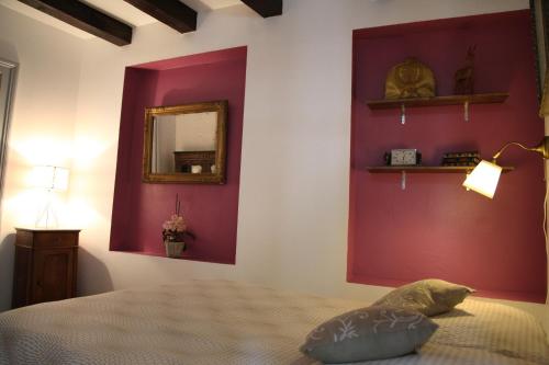 斯特拉斯堡阿特利尔公寓的一间卧室设有红色的墙壁和一张带镜子的床