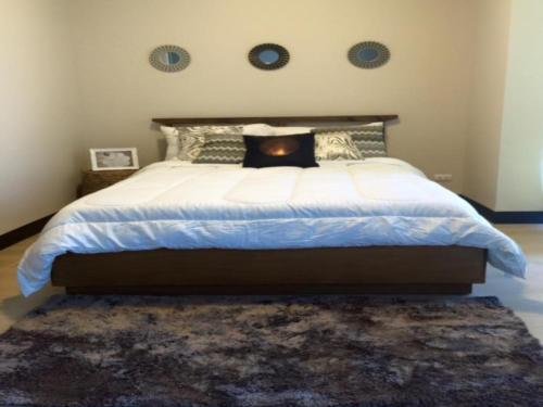 麦克坦麦丹新城行政一室公寓 的一间卧室配有一张带地毯的大床