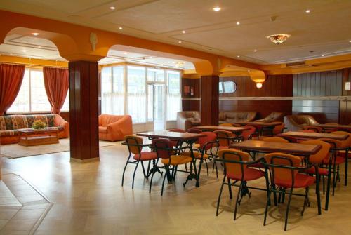 普埃托利亚诺卡瓦尼亚斯酒店的一间在房间内配有桌椅的餐厅