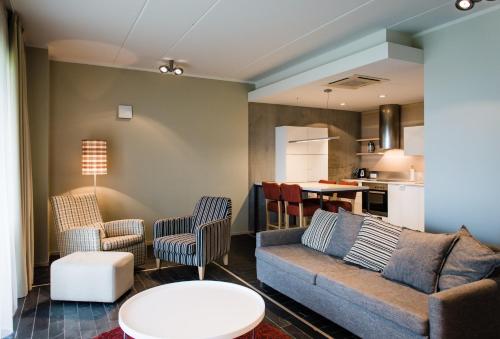 库雷萨雷库雷萨雷滨海公寓的客厅配有沙发、椅子和桌子