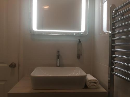 波特里斯Portreath Arms的带窗户的浴室内的白色水槽