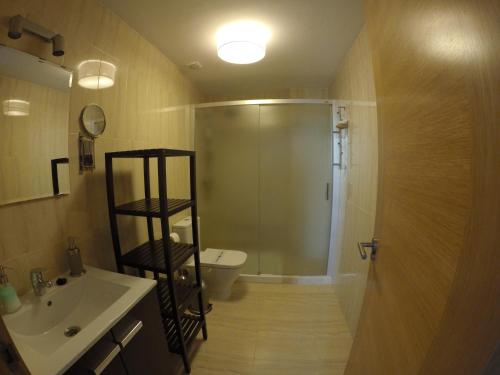 阿拉米达科隆生活公寓的一间浴室