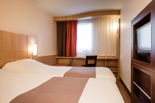卡莱尔宜必思城市中心酒店客房内的一张或多张床位