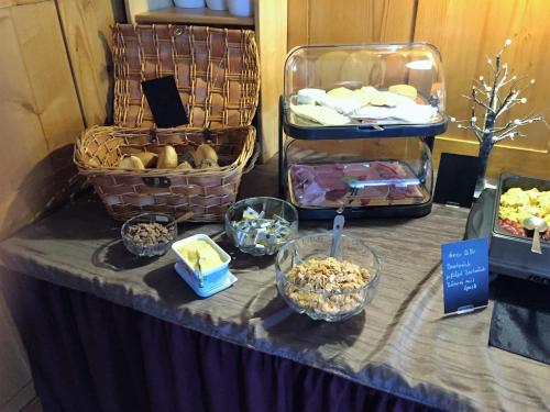 布劳恩拉格图托尼雅酒店的一张桌子,上面有食物和篮子