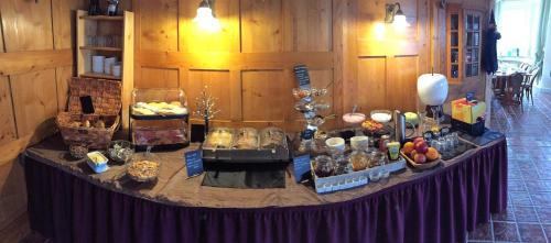 布劳恩拉格图托尼雅酒店的一张桌子,上面有食物和其他物品
