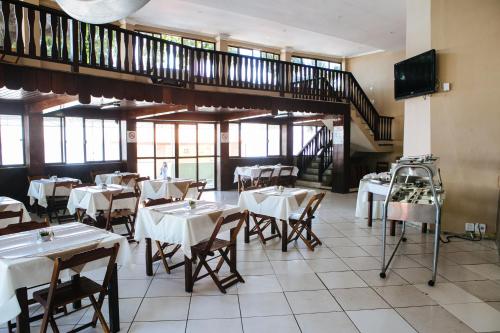里约热内卢普拉格酒店的一间带桌椅的餐厅,以及楼梯