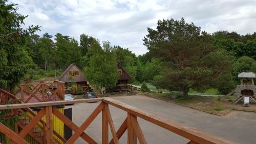 拉脱维亚萨尔里迪的一个带游乐场和房子的木甲板