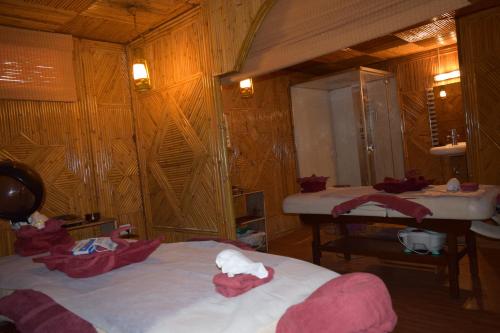 瑞诗凯诗拉吉宫酒店的一间卧室配有一张床和一个水槽