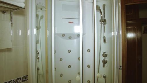 Assomada宇宙住宅小区酒店的浴室里几张白色的橱柜