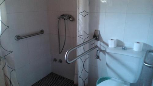 AldeaquemadaHotel Rural La Cimbarra的带淋浴和卫生间的浴室。