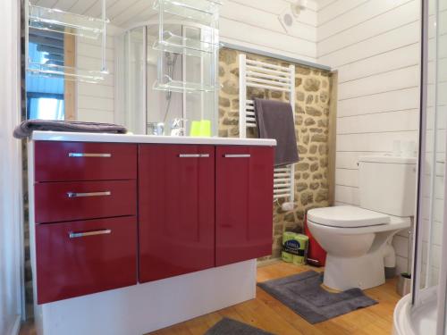 勒瓦尔圣贝尔Au coeur de la baie的一间带红色橱柜和卫生间的浴室