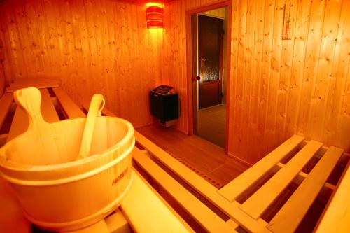 奥拉迪亚帝国酒店的木板房里的一个有水桶的房间