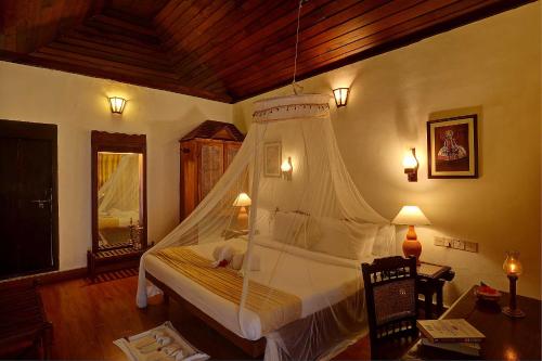 可瓦兰索玛马娜西拉姆度假村的一间卧室配有一张带天蓬的床