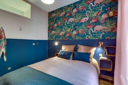 尼斯卡萨尼萨特公寓的一间卧室设有一张大床和色彩缤纷的墙壁