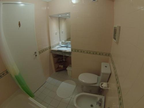马托西纽什Porto 2 Bedroom Beach Apartment的一间带卫生间和水槽的浴室