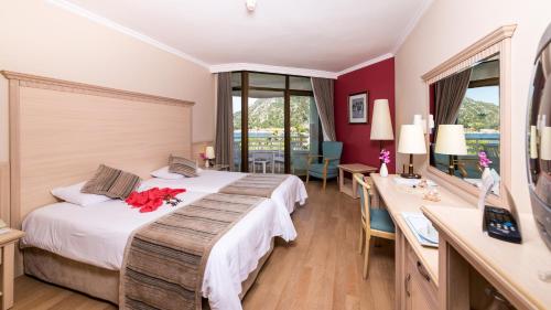 马尔马里斯水上酒店的酒店客房配有两张床和一张书桌