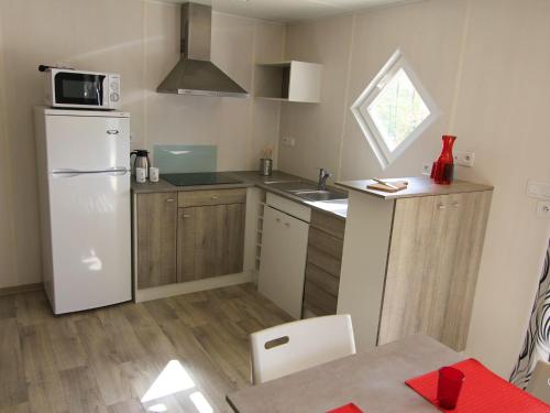 HirsonDomaine de Blangy的小厨房配有白色冰箱和桌子