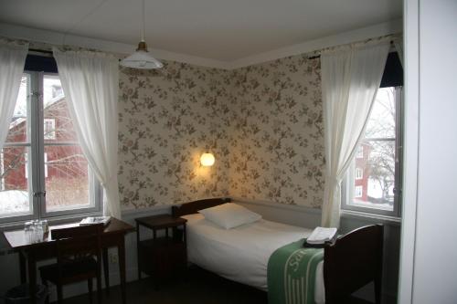 SätrabrunnSätra Brunn Hälsobrunn的一间小卧室,配有床和2个窗户