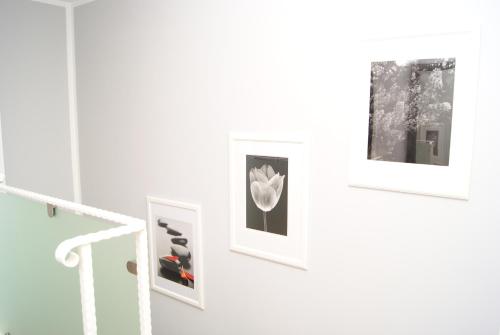 威斯巴登默克尔别墅公寓的墙上有四张照片的房间