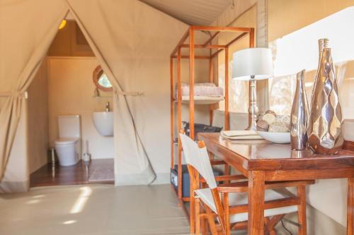 内罗毕牛羚生态帐篷营地的客房设有书桌和带镜子的桌子