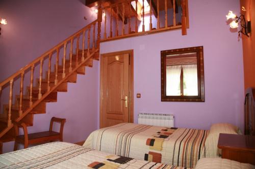BernedoCasa Rural Gaztelubidea的一间带两张床的卧室和楼梯