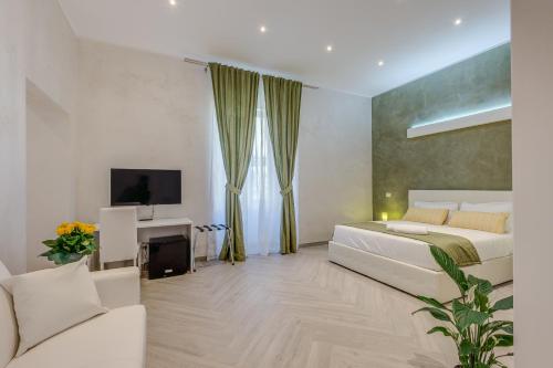 罗马五豪华之家旅馆的一间卧室配有一张床、一张沙发和一台电视。