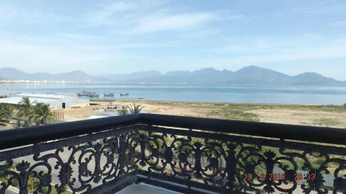 岘港罗莎碧沙宾馆 的享有海滩和山脉美景的阳台。
