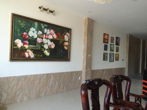 岘港罗莎碧沙宾馆 的挂在墙上的花画