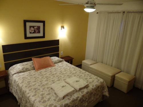 科隆Hotel Holimasú的一间卧室配有一张床,上面有两条毛巾