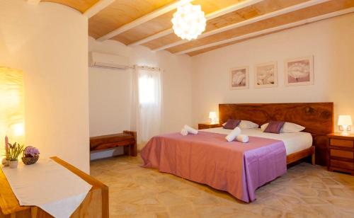 卡拉瓦德亚Villa Es Coral的一间卧室配有一张床和一张桌子
