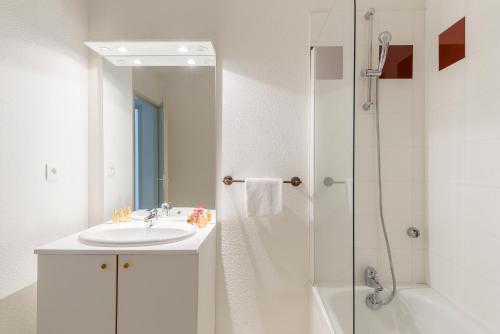 欧雷扬Lagrange Vacances Les Terrasses du Lac的白色的浴室设有水槽和淋浴。