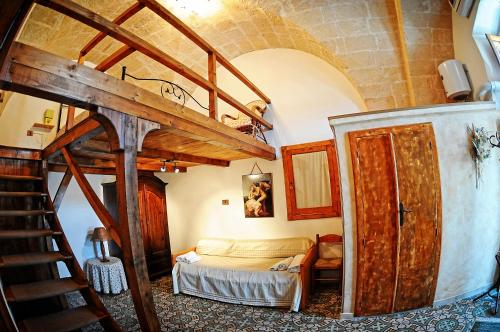 奥里亚casa vacanze Filomena的一间卧室设有双层床和螺旋楼梯。