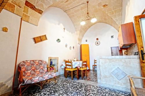 奥里亚casa vacanze Filomena的客厅设有拱门、桌子和椅子