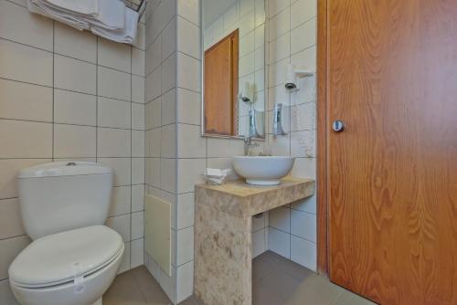 海若克利欧Marin Hotel的一间带卫生间和水槽的浴室