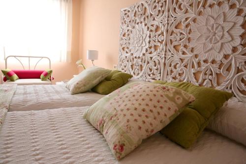 格罗韦哈比塔西尼斯喀斯特劳旅馆的一间卧室配有带枕头的床