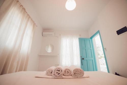 阿约斯尼奇塔斯Nerina Studios Agios Nikitas的一间窗户床上的带毛巾的房间