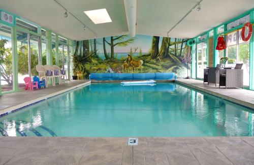 霍普斯拉姆博旅舍的壁画建筑中的游泳池