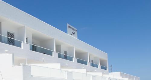 埃斯卡纳Typic Art的白色的建筑,旁边标有标志