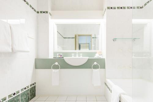 纽卡斯尔查尔斯顿美居酒店的白色的浴室设有水槽和镜子