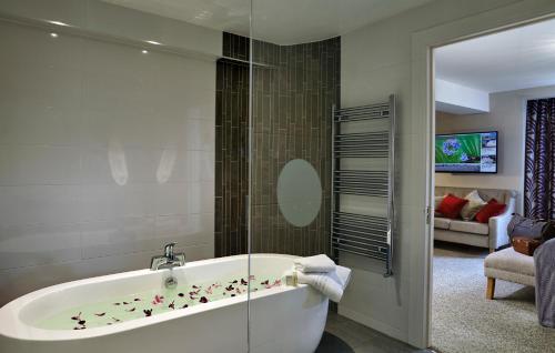 斯莱戈斯力格公园酒店及休闲俱乐部的浴室设有鲜花浴缸。