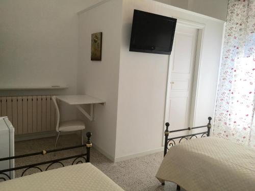 阿韦特拉纳Sunflower的一间卧室设有两张床,墙上配有电视。