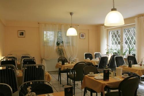 汉诺威艾琳里德酒店的用餐室设有桌椅和窗户。