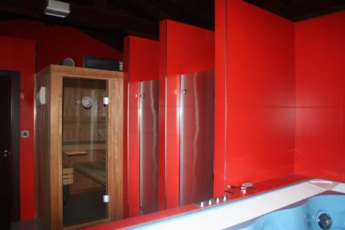 AracaldoCasa Rural Kutxatxuri的红色的厨房,配有红色橱柜和镜子
