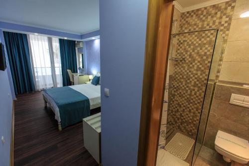 苏托莫雷Sirena Marta的酒店客房设有一张床和一间带淋浴的浴室。