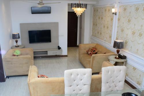 2 BR Apartment Serene , Central and Secure