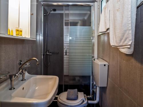 里科索翁海风公寓式酒店的一间带水槽、卫生间和淋浴的浴室